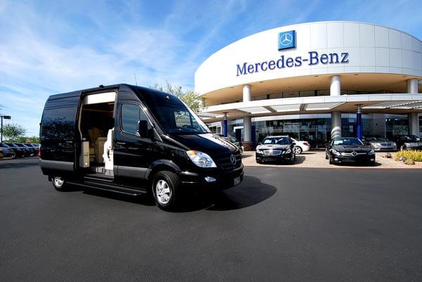 "Becker JetVan Luxury Transports" bietet außerdem noch einen modifizierten Mercedes-Benz-Transporter an.
