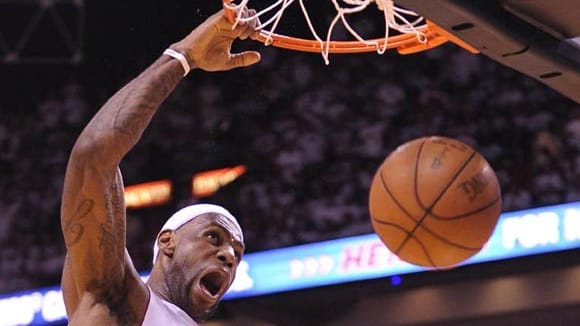 Platz 6: LeBron James hat sein sportliches Glück bei den Miami Heat noch nicht gefunden, dafür aber sein finanzielles. Der US-Amerikaner ist unter den Top Ten der globalen Spitzenverdiener der einzige Basketballer. Sein jährliches Einkommen beläuft sich auf geschätzte 44,5 Millionen Euro.
