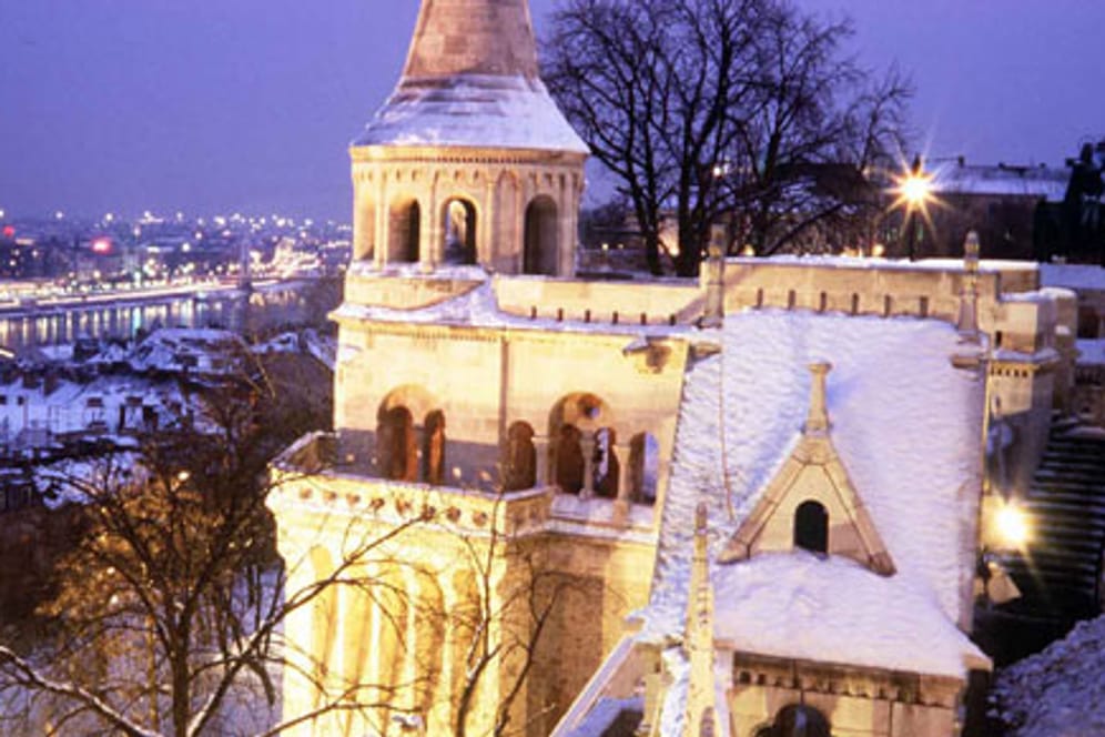 Blick auf das verschneite und beleuchtete Budapest.