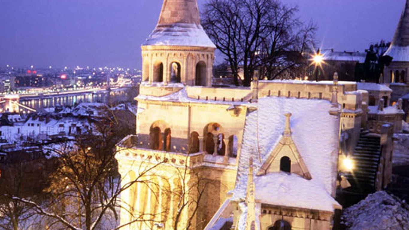 Blick auf das verschneite und beleuchtete Budapest.