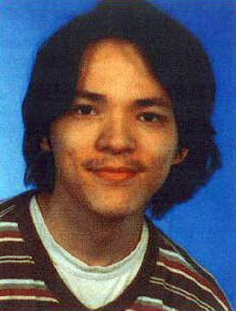 Wenige Wochen später gibt die Polizei ein undatiertes Foto des Opfers heraus. Es handelt sich um den 23 Jahre alten Jonathan H.