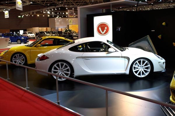 Ende Oktober 2011 hat der Tuner den Cayman R1 der Öffentlichkeit auf der Lyon International Motor Show vorgestellt.