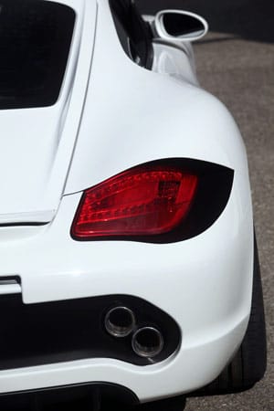 Fast zierlich präsentiert sich die Heckleuchte im verbeiterten Cayman. Fast zierlich präsentiert sich die Heckleuchte im verbeiterten Cayman.