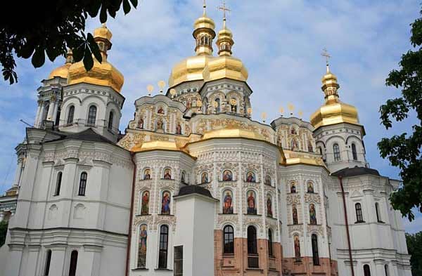 Kiew ist reich an Kultur. Kiew ist eine moderne Stadt mit vielen architektonischen Monumenten, mehr als 100 Museen, 33 Theatern und 141 Büchereien.