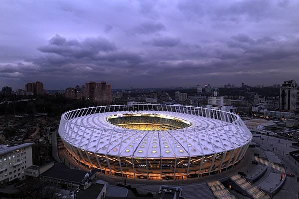Aufwendig umgebaut: Im umgebauten Olympiastadion in Kiew bestritten die Ukraine und die DFB-Auswahl am 11.11. das erste Länderspiel nach Wiedereröffnung.