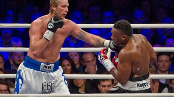 Der Finne Robert Helenius (li.) trifft mit dem linken Jab Dereck Chisora.