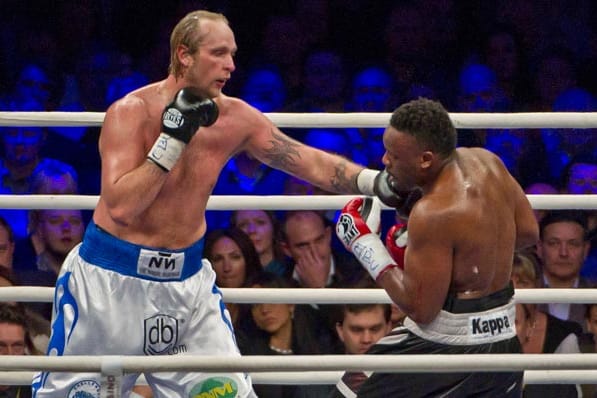 Der Finne Robert Helenius (li.) trifft mit dem linken Jab Dereck Chisora.