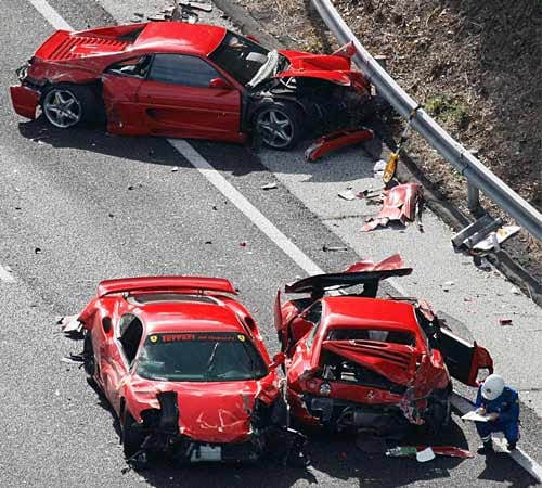 Drei zerstörte Ferrari stehen nach dem Crash auf der Chugoku Schnellstraße im Südwesten Japans.