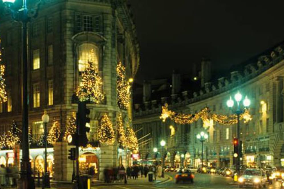 Weihnachtlich geschmückte Straßen in England