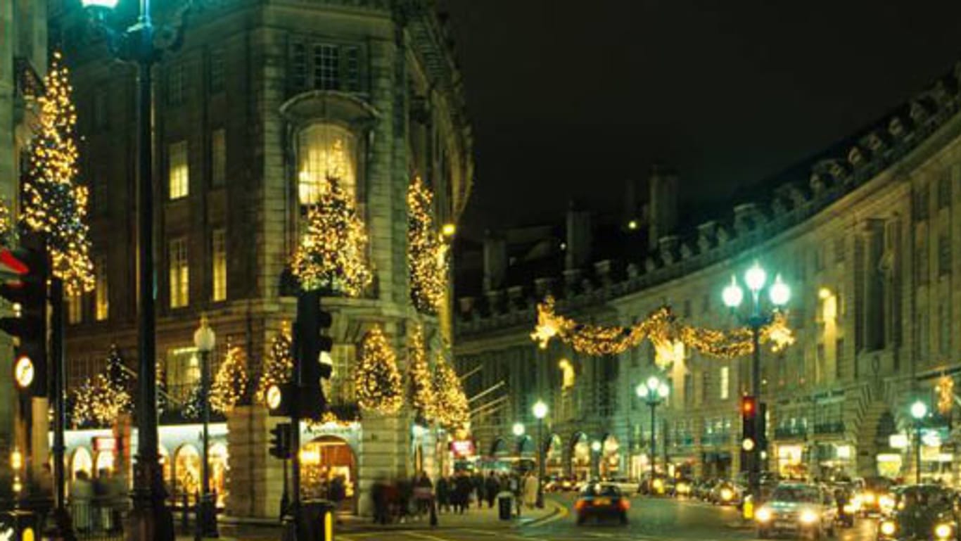 Weihnachtlich geschmückte Straßen in England
