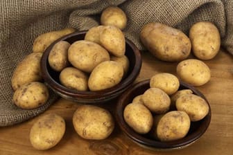 Kartoffeln: Lagerkartoffeln besser schälen - sie sind nach der Ernte oft behandelt.