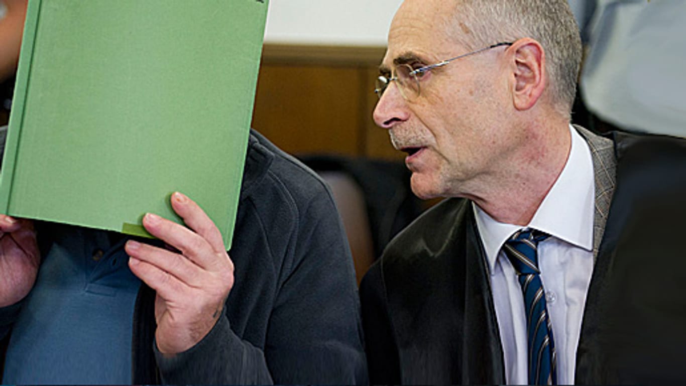 Haussklavin-Prozess: Der Hauptangeklagte (im Bild mit seinem Anwalt) versteckt sich am Tag der Urteilsverkündung hinter einer Akte