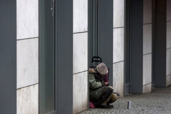 Soziale Ungleichheit: Armut zwischen den Fassaden des Kapitalismus - ein Bild, das auch in Deutschland immer realer wird
