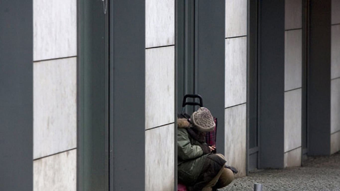 Soziale Ungleichheit: Armut zwischen den Fassaden des Kapitalismus - ein Bild, das auch in Deutschland immer realer wird