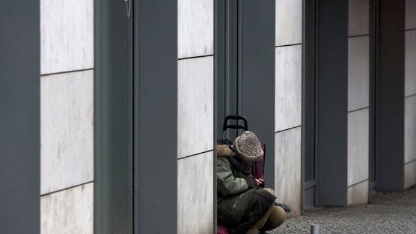 Soziale Ungleichheit: Armut zwischen den Fassaden des Kapitalismus - ein Bild, das auch in Deutschland immer realer wird Soziale Ungleichheit: Armut zwischen den Fassaden des Kapitalismus - ein Bild, das auch in Deutschland immer realer wird