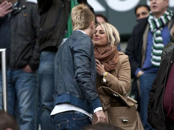Die Haare...anders hat Marco Reus. Der Shooting-Star der Gladbacher Borussia steht offenbar auf blonde Strähnen gleichermaßen wie auf blonde Frauen. Hier busselt er seine Freundin Katharina.