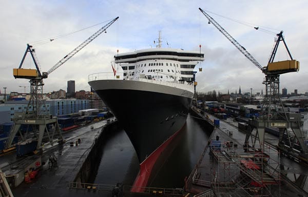 Die "Queen Mary 2" im Dock: Starke Winde verhindern am 5. Dezember die Abfahrt aus Hamburg.
