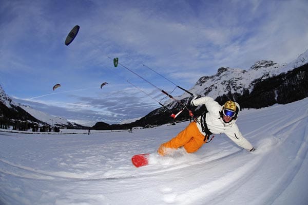 Seit 1994 bietet die Snowkite-Schule Silvaplana im schweizerischen Hochtal Engadin Surfstunden auf einem See an.