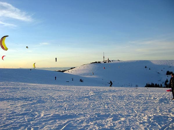 Auch am 493 Meter hohen Feldberg im Schwarzwald sind Snowkiter unterwegs.