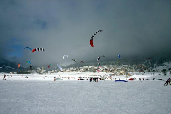 Der Reschensee in Südtirol ist bei den Sportlern aufgrund der guten Windverhältnisse sehr beliebt.