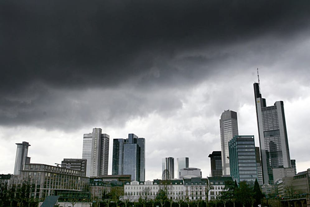 Ratingagentur droht - dunkle Wolken über Frankfurter Banken-Zentrum