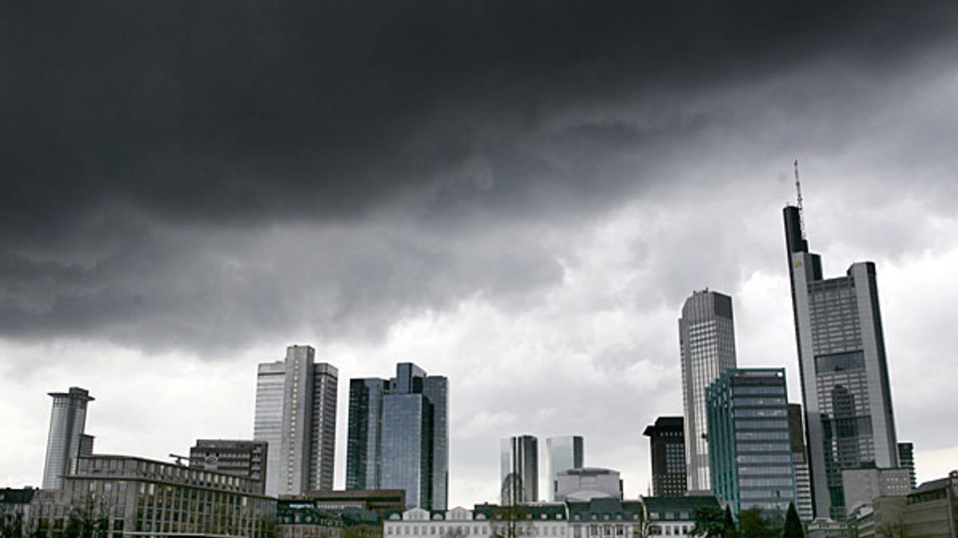 Ratingagentur droht - dunkle Wolken über Frankfurter Banken-Zentrum