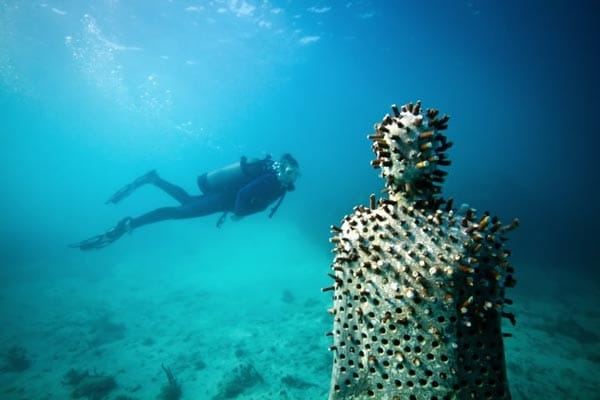 Diese Skulptur kam Ende 2011 neu ins Unterwassermuseum. An den Holy Man wurden 150 Korallenfragmente verpflanzt.