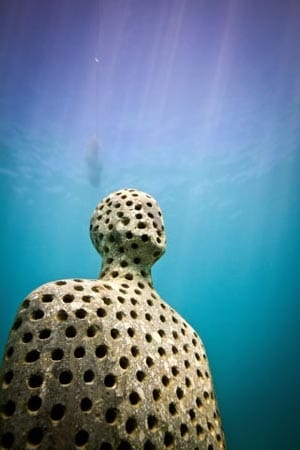 Wie bei vielen anderen Skulpturen des Unterwassermuseums bietet auch der Holy Man Ansatzpunkte für Korallen und andere Meereslebewesen.