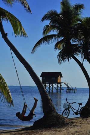 Auch zum Baden und Erholen kommen viele Touristen an die Traumstrände von Belize.
