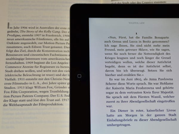 Apple iPad 3 im Vergleich mit einer Buchseite.
