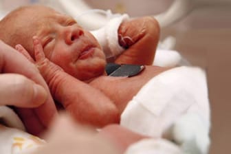 Auch noch nach Jahren haben Frühgeborene ein erhöhtes Sterberisiko.