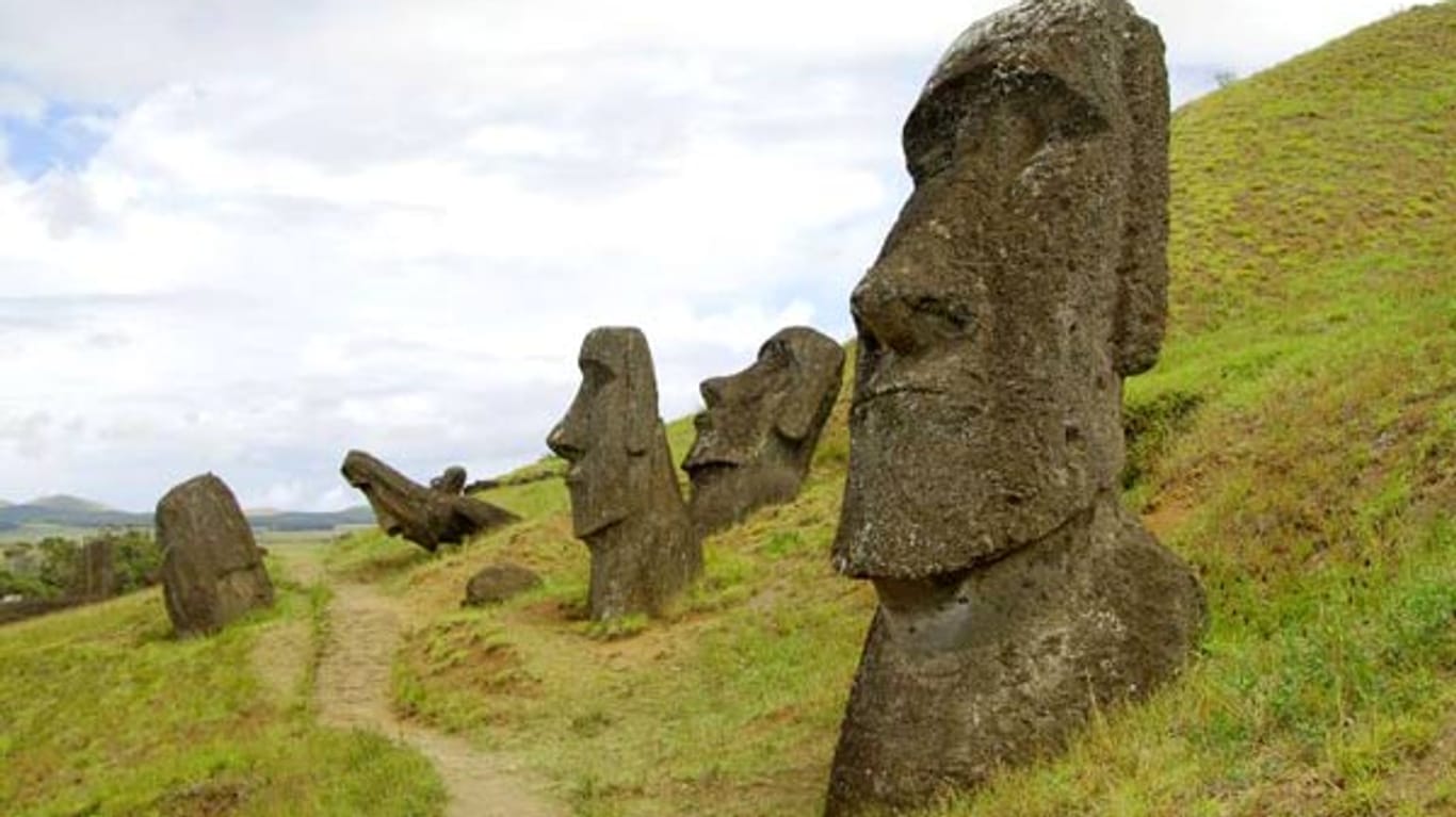 Im Übrigen ist nicht nur die Entdeckung Ende Dezember ein schöner Anlass, eine Insel nach einem Feiertag zu benennen. Eine Osterinsel befindet sich Südostpazifik, die politisch zu Chile und geografisch zu Polynesien gehört. Einer der ersten Europäer, die auf dieser Insel landeten, war ein Niederländer und zwar an - Überraschung - Ostern.