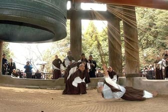Silvester in Japan: Mönche läuten die Glocken
