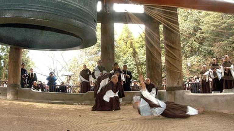 Silvester in Japan: Mönche läuten die Glocken