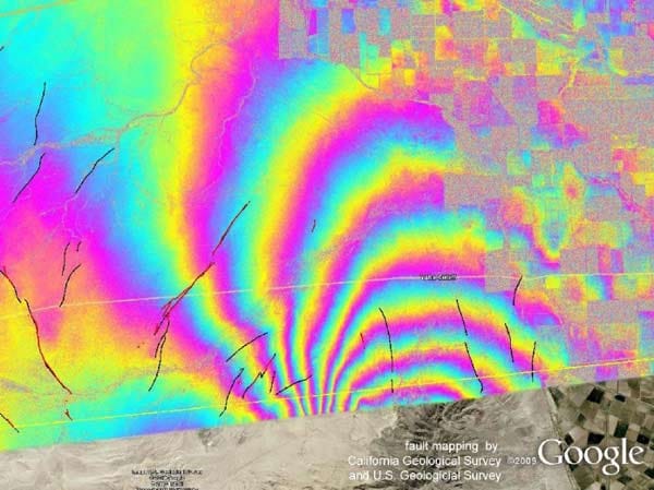 Insbesondere kleine Beben mit schnellem Rhythmus scheinen es immer wieder dröhnen zu lassen. So enthüllte erst das Interferogramm, welche Verschiebungen der Erdoberfläche das Erdbeben am 4. April 2010 in Baja California zur Folge hatte.