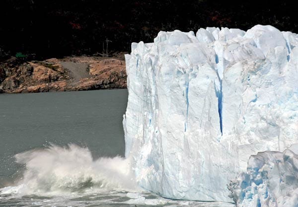 Perito-Moreno-Gletscher in Patagonien: Schwindende Gletscher lassen den vom Eis entlasteten Boden zuweilen knarren - sichtbar wird die Lärmquelle dann, wenn Teile des Gletschers abbrechen.
