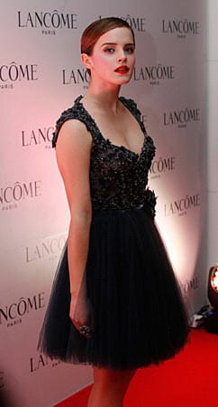 Wow! Bei einem Kosmetikevent zeigte Emma Watson ihre weibliche Figur. Wow! Bei einem Kosmetikevent zeigte Emma Watson ihre weibliche Figur.