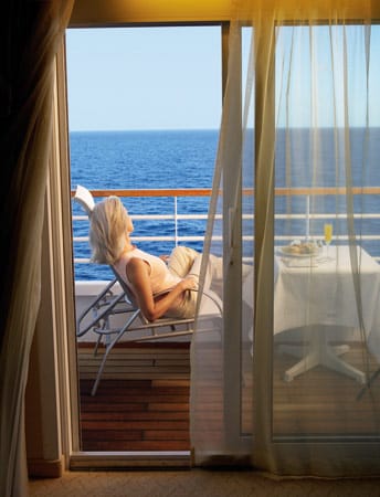 Vom eigenen Balkon den Blick aufs Meer genießen - das geht in jeder Kleidung.