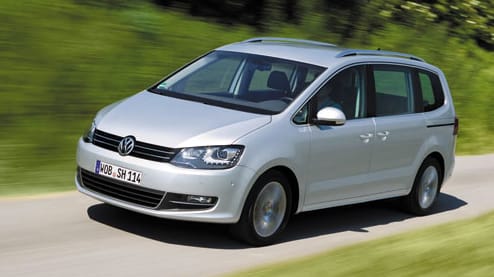 Bei den größeren Vans belegt der VW Sharan 2.0 TDI BlueMotion mit einem Restwert von 55,0 Prozent den ersten Rang.