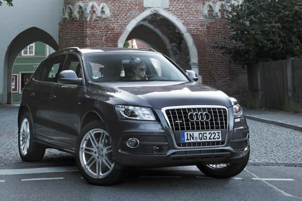 Bei den populären Kompakt-SUV belegt der Audi Q5 2.0 TDI quattro den Spitzenplatz. Nach vier Jahren kommt der Audi wahrscheinlich noch auf einen Restwert von 64,6 Prozent.