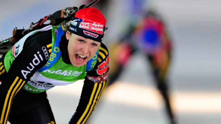 Magdalena Neuner siegt auch beim Sprint in Hochfilzen.