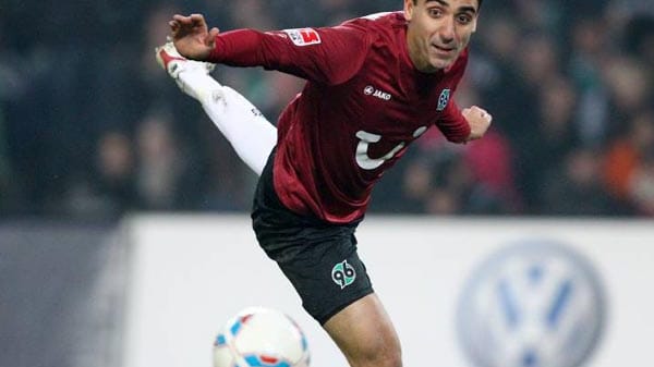 Top: Hannover 96 hat eine ordentliche Hinrunde gespielt. Besonderen Anteil daran hat der Top-Torjäger der Niedersachsen. Mohammed Abdellaoue steht signifikant für das Spiel der Niedersachsen: Schnelles Konterspiel in die Spitze, schneller Abschluss. Meist steht Abdellaoue als Letzter in dieser Kette und schließt ab. Neun Tore sprechen eine deutliche Sprache.