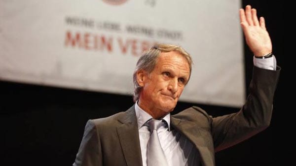 Flop: "Für immer verrückt?", fragte der "Kicker vor kurzem in einem Bericht über den 1. FC Köln. Wenn man die Außendarstellung des Vereins betrachtet, kann die Antwort nur Ja lauten. Auch der unrühmliche Rücktritt von Präsident Wolfgang Overath passt in dieses Bild. Unfähig Kritik aufzunehmen, verabschiedete sich Overath, ohne ein bestelltes Feld zu hinterlassen.