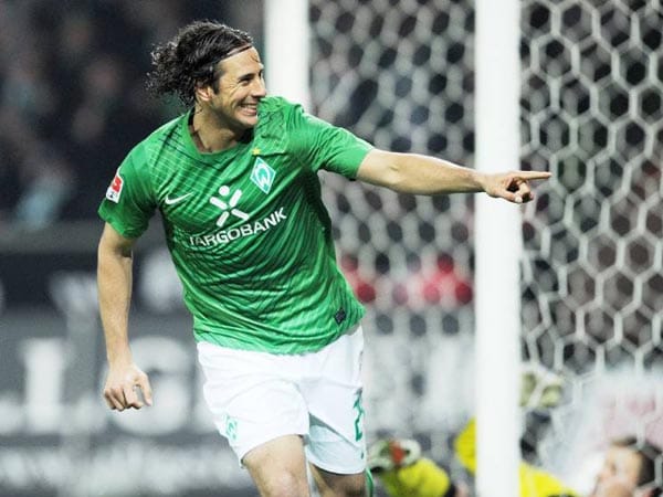 Top: Claudio Pizarro blüht bei Werder Bremen im gesetzteren Alter nochmals richtig auf. Der 33-Jährige war in der Hinrunde so etwas wie die Lebensversicherung der Bremer. Seine zwölf Saisontore brachten die Werderaner nach der enttäuschenden letzten Saison wieder in die Nähe der Spitzengruppe der Bundesliga.