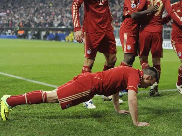 Top: Der kleine Dribbler ist wieder der Alte. Franck Ribery spielt endlich wieder so, wie in seiner ersten Saison bei den Bayern: Dynamisch, selbstbewusst, torgefährlich. Selbst für Liegestützen nach den Toren hat er noch Kraft.