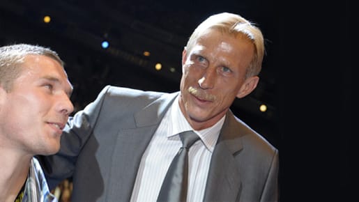 Schon zu Lebzeiten Denkmäler unter dem Kölner Dom: Lukas Podolski (li.) und Christoph Daum. Schon zu Lebzeiten Denkmäler unter dem Kölner Dom: Lukas Podolski (li.) und Christoph Daum.