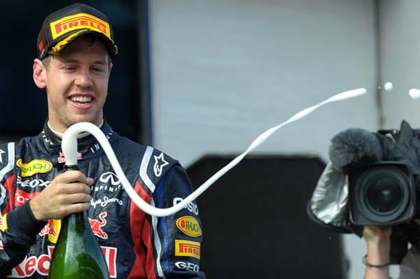 Der 24-Jährige ist der jüngste Doppel-Weltmeister der Formel-1-Geschichte.