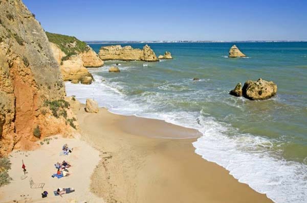 Die Praia Dona Ana südöstlich von Lagos in Portugal begeistert selbst weit gereiste Badenixen.