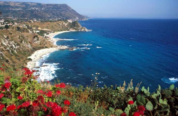 Kalabriens Traumbuchten liegen am Capo Vaticano südlich von Tropea. Kristallklar schimmert das Wasser in den schönsten Blau- und Türkistönen.