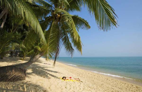 Auf der Insel Koh Samui im Golf von Siam werden Urlaubsträume im Oktober Wirklichkeit. Im Bild: Mae Nam Beach.